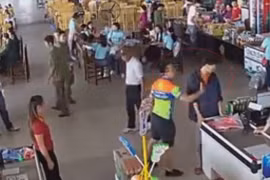 Hình ảnh Thượng úy Nguyễn Xô Việt tát nhân viên quầy thu ngân (ảnh cắt từ clip)