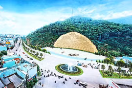 Bản phối cảnh phù điêu Lạc Long Quân-Âu Cơ vào vách núi Bà Hỏa đang bị dư luận "soi" về sự hợp lý.
