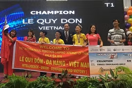 Khoảng khắc nhận giải đầy cảm xúc của nhà vô địch tại đấu trường năm 2016. Ảnh: BTC.