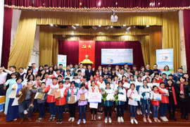 Bằng sự trợ giúp của các phần mềm máy tính, các em thể hiện ước mơ, nguyện vọng về cuộc sống tương lai. Ảnh: Phương Nam