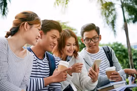 Theo thống kê của Facebook, 79% khách hàng mua sắm thuộc nhóm người trẻ. Ảnh: Cnet.