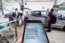 Nhiều hành khách bức xúc về việc thông tin cá nhân bị lộ. Không ít hành khách vừa xuống máy bay, mở điện thoại đã bị các hãng taxi gọi điện chèo kéo mời đi xe, gây phiền hà. Ảnh minh họa: TTO.