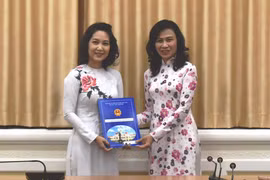 Phó Chủ tịch UBND TP Nguyễn Thị Thu (phải) trao quyết định Phó Giám đốc Sở Văn hóa và Thể thao TP HCM cho bà Nguyễn Thị Thanh Thúy. Ảnh: Sở VH-TT TP.HCM.