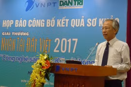Ông Nguyễn Long, Tổng thư ký Hội Tin học Việt Nam, Chủ tịch Hội đồng Sơ khảo đánh giá về các sản phẩm lọt vào Chung khảo Nhân tài Đất Việt 2017. Ảnh: Dân Trí.