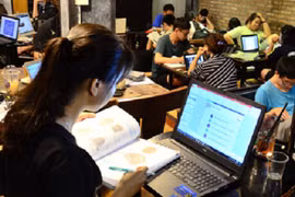 Theo Bộ Thông tin và Truyền thông, với tỷ lệ người dùng internet đạt 53% trên tổng số dân, Việt Nam đứng vị trí thứ 16 trong tốp 20 quốc gia có số người sử dụng Internet nhiều nhất tại châu Á. Ảnh minh hoạ: VIA