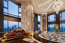 Tại sảnh, khách sạn đặt bộ sofa đồ sộ thuộc dòng kiệt tác Esmeralda của thương hiệu nội thất danh tiếng Colombostile, vỏ bọc bằng da đà điểu màu tím đỏ hoàng gia và mạnh mẽ với các đường viền nạm vàng. Đây là phiên bản duy nhất trên thế giới.