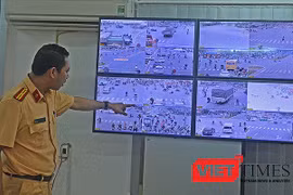 Màn hình theo dõi giao thông tại Phòng CSGT Công an TP Đà Nẵng. Ảnh: Hồ Xuân Mai.