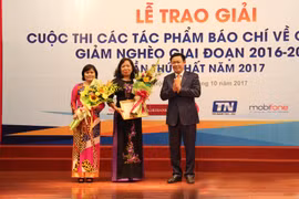 Phó Thủ tướng Vương Đình Huệ trao giải A cho nhóm tác giả đoạt giải. Ảnh: Anh Quang