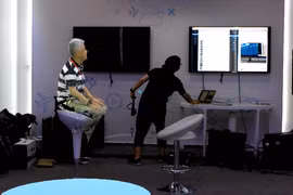 Một khách thăm quan thực hiện cuộc gọi video holographic với bạn bè ở nơi xa trong cuộc thử nghiệm trực tiếp. Ảnh: Huawei.