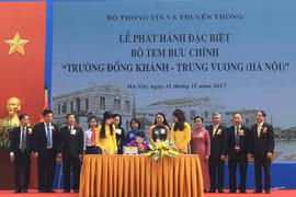 Bà Nguyễn Thị Kim Ngân – Uỷ viên Bộ Chính trị, Chủ tịch Quốc hội Nước thực hiện nghi thức ký phát hành đặc biệt bộ tem “Trường Đồng Khánh - Trưng Vương (Hà Nội)”. Ảnh: MĐ.