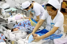 Thời gian tới, các cặp vợ chồng, cá nhân có quyền quyết định về thời gian sinh con, khoảng cách sinh và số con? Ảnh minh hoạ: ĐSPL