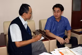 Ông Huỳnh Thanh Phong, Giám đốc Sở Công Thương Hậu Giang (phải) trả lời phỏng vấn phóng viên TTXVN. (Ảnh: Duy Khương - TTXVN)
