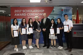 Hiệu trưởng RMIT Việt Nam trao học bổng cho sinh viên tương lai. Ảnh: Vân Đoàn