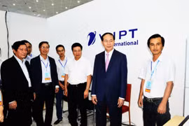 : Chủ tịch nước Trần Đại Quang và Phó Thủ tướng Phạm Bình Minh đến thăm booth điều hành kỹ thuật của VNPT tại Trung tâm Báo chí quốc tế APEC 2017.