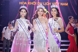 Đỗ Trần Khánh Ngân (đứng giữa) và hai Á hậu của cuộc thi Miss Globe 2017. Ảnh: BTC