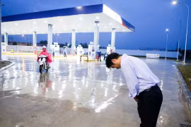 Ông Hiroaki Honjo, tổng giám đốc Công ty TNHH xăng dầu Idemitsu Q8, cúi chào khách mỗi khi khách đến đổ xăng và ra về - Ảnh: TRẦN CÔNG ĐẠT