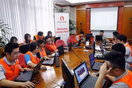 Đội Hỗ trợ kỹ thuật và Giám sát đồng hành cùng các đội thi trong Vòng chung kết WhiteHat Grand Prix 2015. Ảnh: BKAV