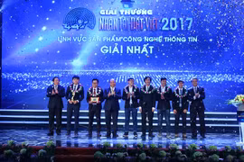 Nhóm tác giả trường ĐH Duy Tân giành giải Nhất duy nhất trị giá 100 triệu của cuộc thi năm nay. Ảnh: NTĐV 2017