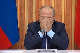 Tổng thống Nga Vladimir Putin ôm mặt cười. Ảnh: DailyMail