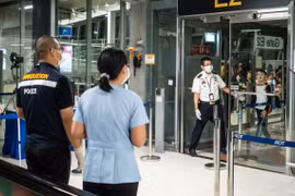 Thái Lan thực hiện kiểm dịch ngay tại các sân bay để đề phòng virus lạ xâm nhập vào nước này (Ảnh: CNBC)