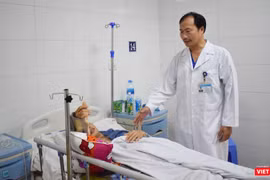 Bác sĩ Vũ Xuân Hùng thăm khám cho bệnh nhân.