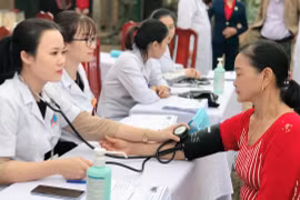 Hàng trăm người nghèo, những gia đình chính sách, người có công của xã Xuân Tầm được khám sức khỏe miễn phí trong 2 ngày 3-4/1 (Ảnh: BVCC).