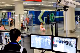Camera đo thân nhiệt, phát hiện hành khách mắc bệnh viêm phổi lạ ở sân bay (Ảnh: Epoch Times)