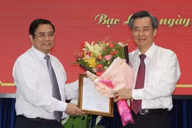 Ông Nguyễn Quang Dương (bên phải) nhận quyết định tại buổi lễ (Ảnh: VTV)