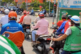 Tài xế giao hàng các hãng trên đường phố TP HCM. Ảnh: Viễn Thông