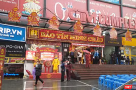 Thời tiết mưa rét khiến không khí giao dịch ngày vía Thần Tài năm 2020 có phần kém sôi động hơn so với mọi năm