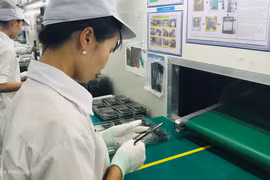 Công nhân sản xuất vỏ màn hình điện thoại tại một doanh nghiệp công nghiệp hỗ trợ ở Hải Dương. Ảnh: Thu Nguyễn.