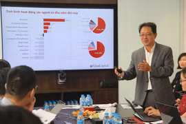 Ông Andy Ho - Giám đốc điều hành VinaCapital trình bày tại hội nghị 