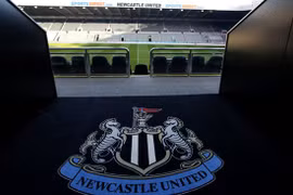 Mike Ashley đã quyết định đổi tên sân St James’ Park thành Sports Direct Arena, tên tập đoàn bán đồ thể thao của ông. Ảnh CLB