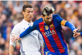 Bị thiệt hại lớn như thế nhưng các ngôi sao Cristiano Ronaldo và L.Messi vẫn đi đầu trong việc quyên góp kinh phí để chống dịch Covid-19. Ảnh CNN.