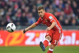 Cầu thủ sinh năm 1995 này cho thấy, mình hoàn toàn có thể chơi tốt như Thần tượng Philipp Lahm, thậm chí cả vị trí trung vệ. Ảnh BM.