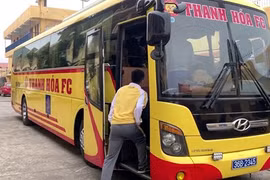 Bầu Đệ đã cho thay logo và sơn lại chiếc xe bus lâu nay đắp chiếu. Ảnh THFC.