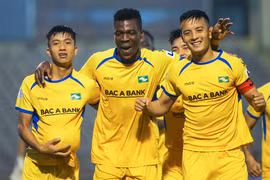 Văn Đức đã giành bàn thắng làm quà cho người vợ trẻ đang mang thai đứa con đầu lòng, đồng thời là món quà “chào sân” sau hơn một năm vắng bóng. Ảnh VPF