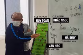 “HLV Park Hang-Seo đã vô tình để lộ những cái tên mới chuẩn bị triệu tập cho vòng loại Wolrd Cup 2022 sắp tới. Đây là một hành động có thể coi là bất cẩn". Ảnh VTV