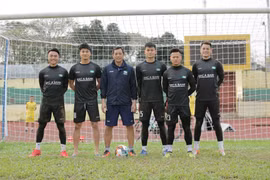 HLV thủ môn Đức Thắng cùng các học trò tập luyện. Ảnh SLFC.