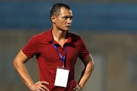 HLV Quang Trường vẫn đang cứ loay hoay với bài toán tiền vệ. Ảnh SLFC.