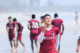Đình Hoàng và các cầu thủ SHB Đà Nẵng đều trang thủ tập thể lực trên bãi biển. Ảnh FBNV.