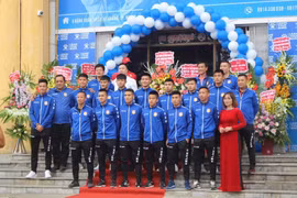 Với 1 thẻ đỏ, 48 thẻ vàng tại V.League 2019 dường như HLV Văn Sỹ muốn cải thiện nhiều lối đá của các học trò, kể cả Lâm Anh Quang một hậu vệ có lối đá khá mạnh mẽ giờ đây cũng chơi bóng bằng đầu nhiều hơn. Ảnh NĐFC