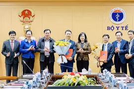 Bộ trưởng Bộ Y tế Đào Hồng Lan trao quyết định bổ nhiệm Cục trưởng Cục Dân số và Giám đốc Trung tâm mua sắm tập trung thuốc Quốc gia