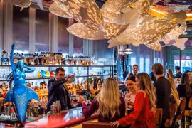 Nếu bạn không quan tâm tới thế giới của những tỷ phú, không quen biết ai ở London và không muốn liên quan tới thế giới hào nhoáng xa xỉ đầy cạm bẫy thì tốt nhất không nên đặt chân tới 6 địa điểm sau ở London. Ảnh: CNA