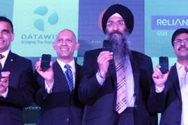 Lãnh đạo DataWind giới thiệu loạt smartphone giá siêu rẻ, miễn phí Internet một năm. Ảnh: BGR.