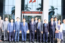Đoàn công tác TP Daegu (Hàn Quốc) chụp ảnh lưu niệm cùng lãnh đạo TP Đà Nẵng trong khuôn khổ chuyến thăm (ảnh:Hiền Trang)