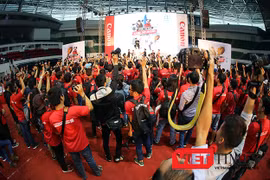 Sáng 22/10, Cuộc thi Canon Marathon lần đầu tiên được tổ chức ở Đà Nẵng chính thức diễn ra tại Cung thể thao Tiên Sơn với sự tham dự của gần 2.000 người.
