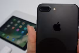 Dù trong những năm gần đây, Apple đã tung ra nhiều sản phẩm mới, tuy nhiên iPhone vẫn góp phần cực kỳ quan trọng trong doanh thu và lợi nhuận của hãng