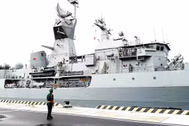 Tàu Hải quân Australia mang tên HMAS WARRAMUNGA do Đại tá Hải quân Dugald Clelland, thuộc lực lượng Hải quân Hoàng gia Australia chỉ huy, cùng 180 sỹ quan, thủy thủ đã chính thức cập Cảng quân sự Cam Ranh.