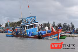 Lai dắt tàu cá bị nạn ở Trường Sa về đảo Lý Sơn